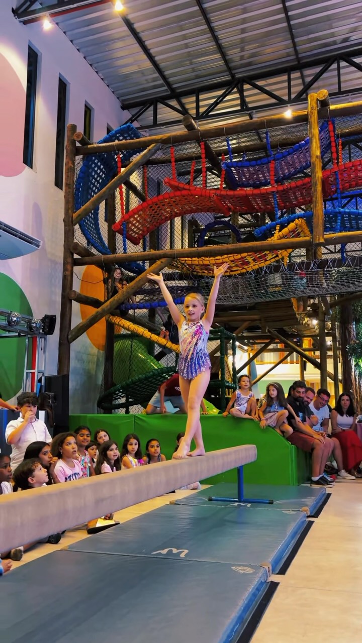 Aluna em apresentação de ginástica artística